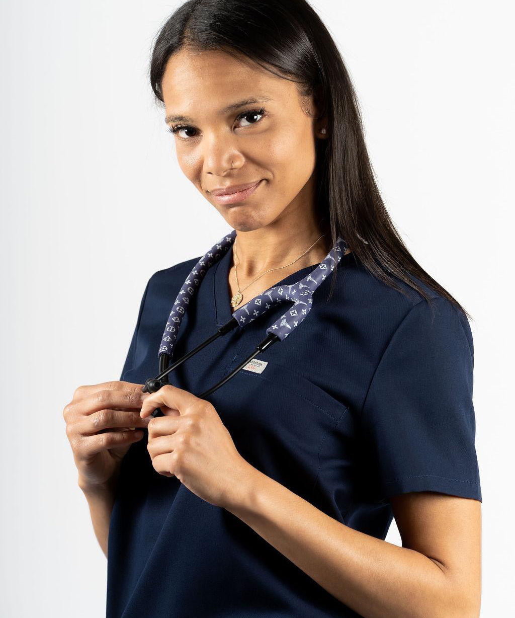 Professionnelle de la santé en uniforme marine avec l’étui Medical Blues