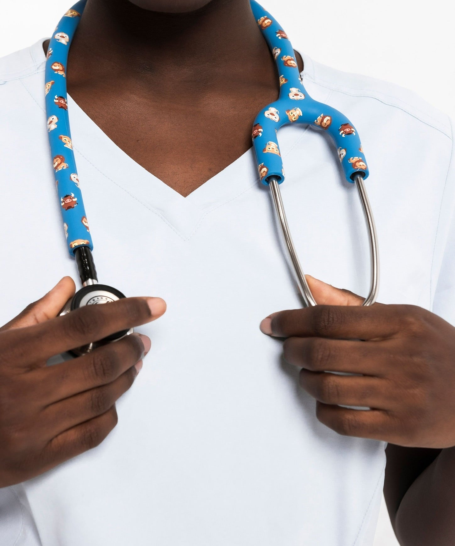 Étui à stéthoscope Hakuna Matata porté