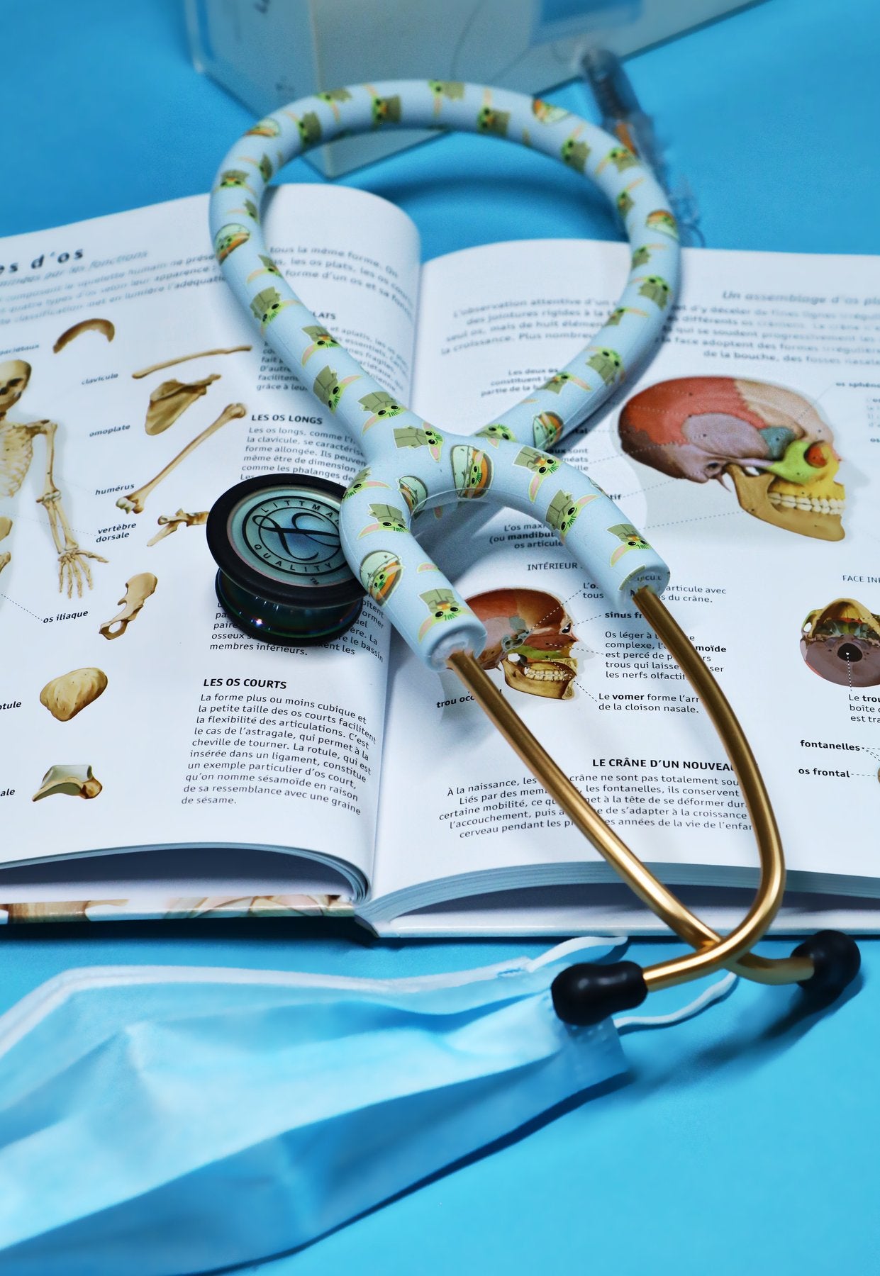 Étui à stéthoscope Baby Yoda sur un livre d’anatomie