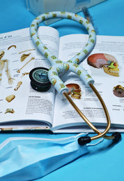 Étui à stéthoscope Baby Yoda sur un livre d’anatomie