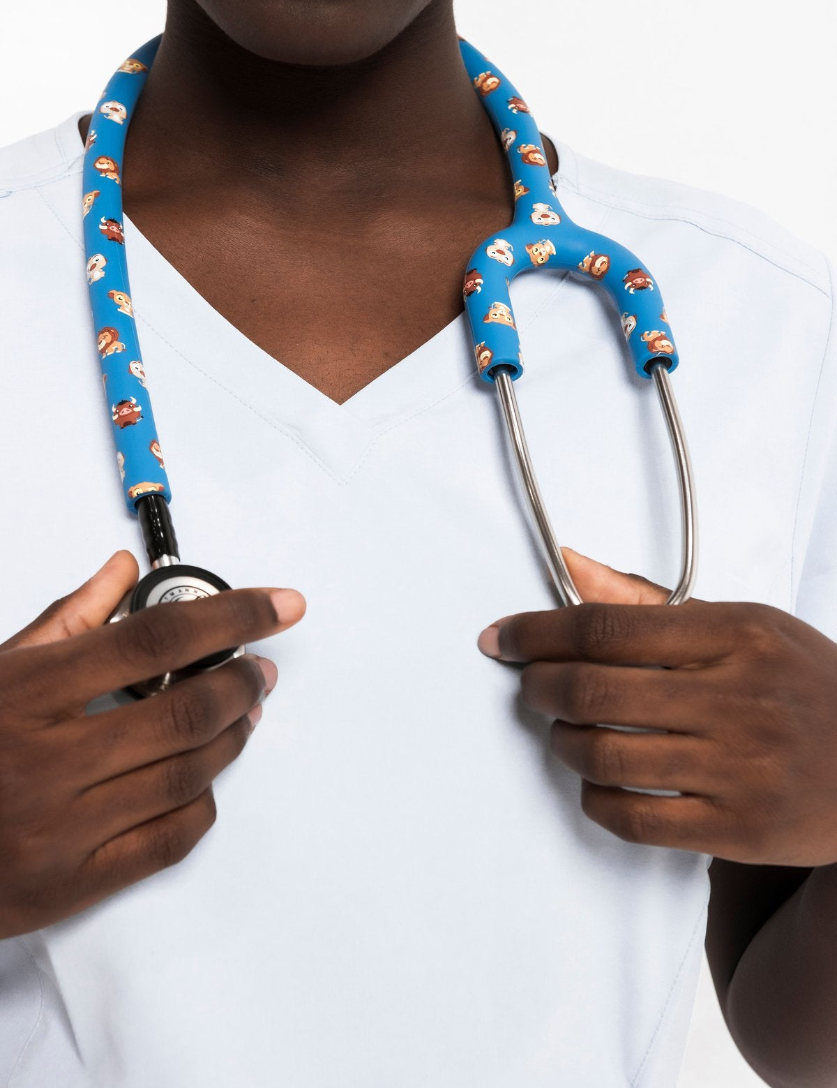 Étui à stéthoscope Hakuna Matata porté