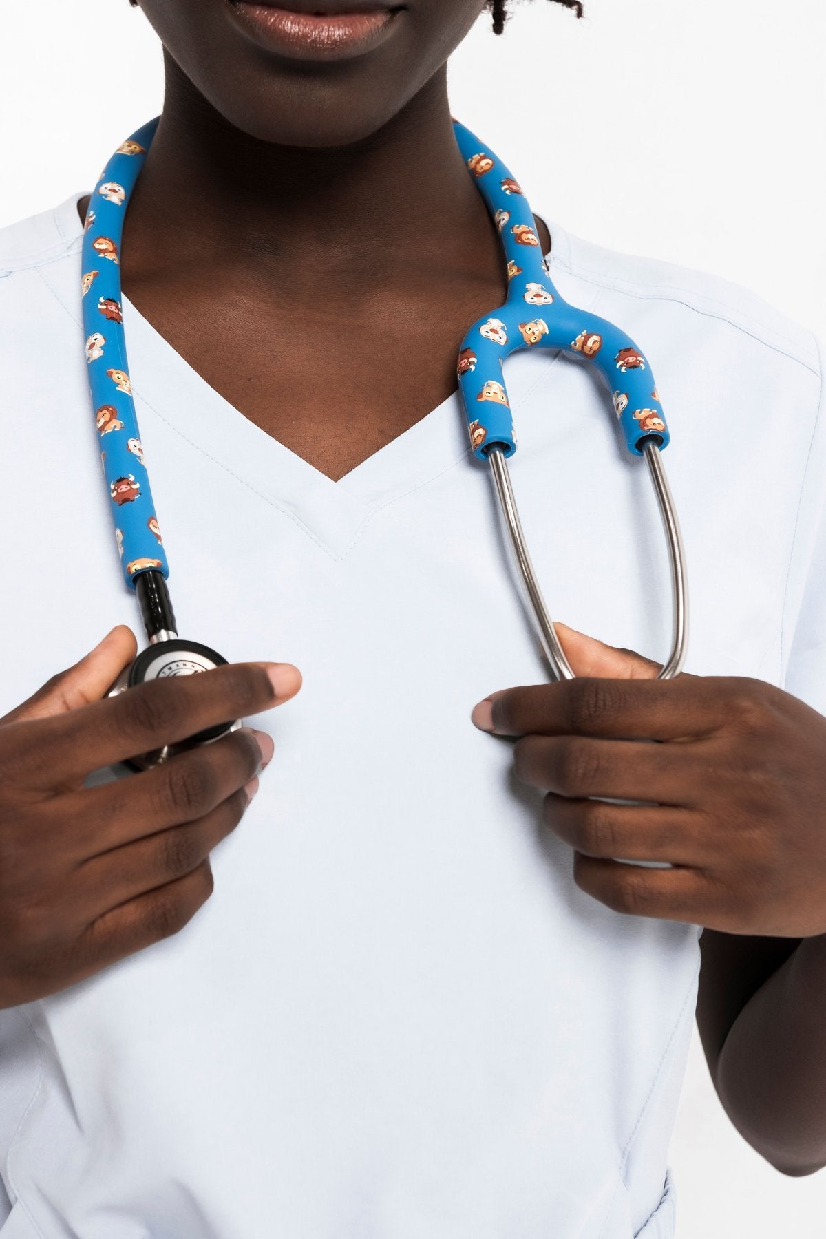 Étui à stéthoscope Hakuna Matata porté