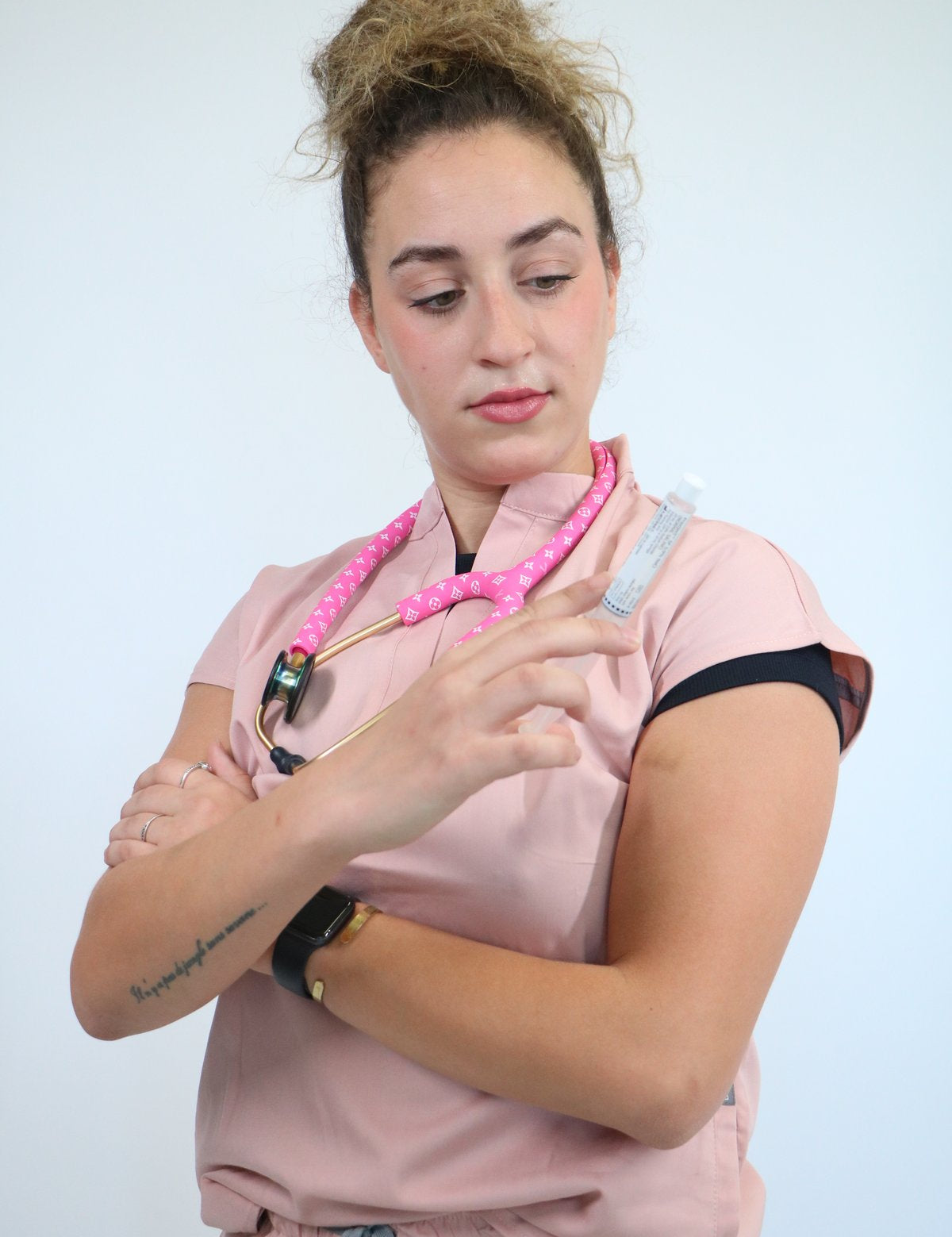 Étui à stéthoscope Pretty in Pink porté