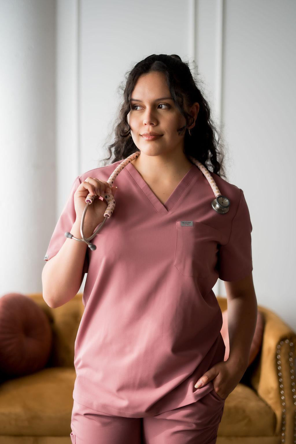 Professionnelle de la santé en uniforme rose avec son étui à stéthoscope